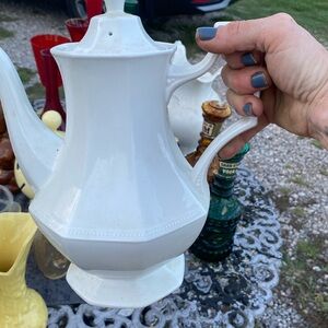 Johnson brothers tea pitcher. White with geometric shape. Perfect condition